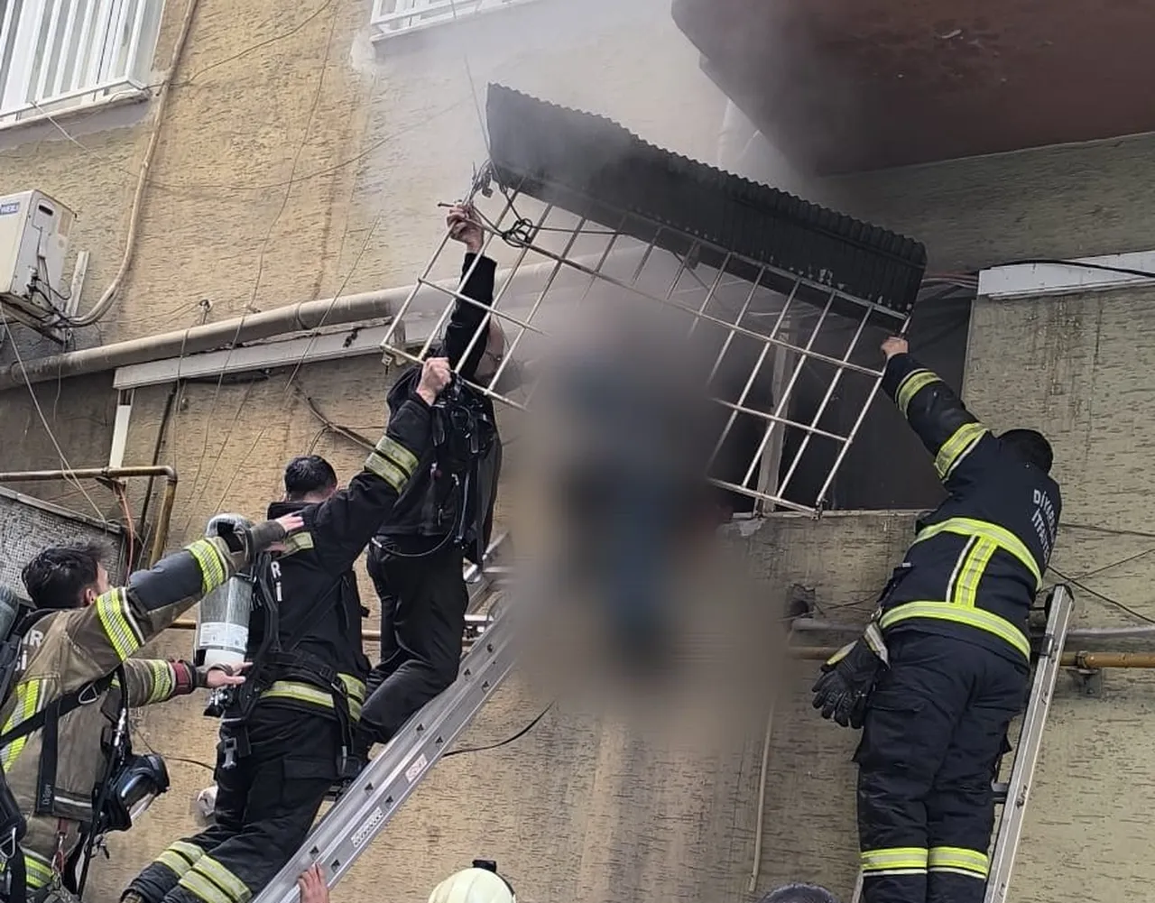 Diyarbakır'da korkutan yangın! Çırak berber dükkanında mahsur kaldı