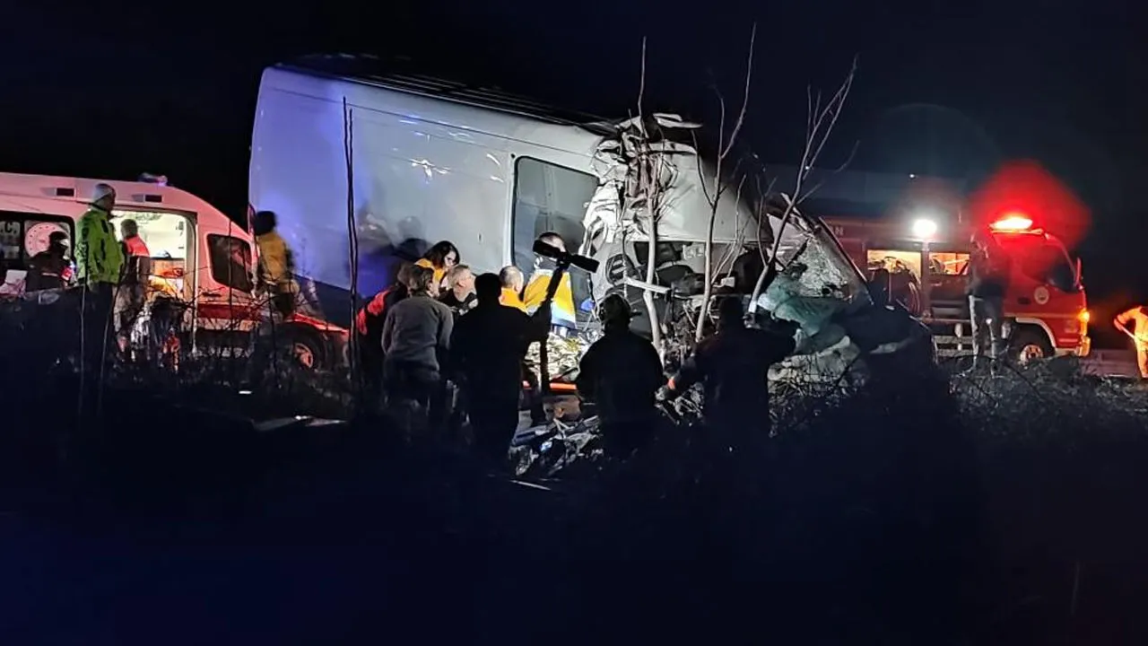 Edirne'de feci kaza! Tırın dorsesine çarpan kamyonet mezarları oldu