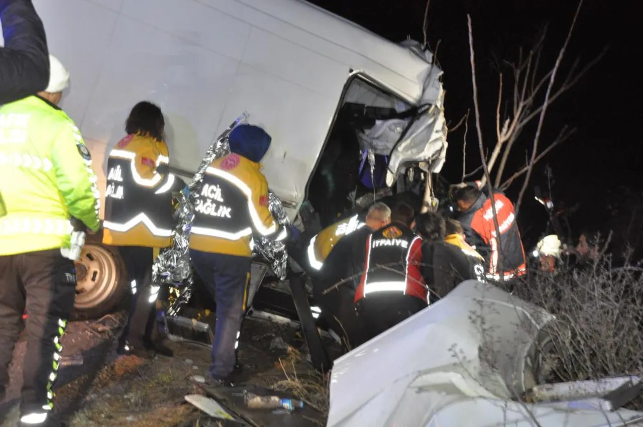 Edirne'de feci kaza! Tırın dorsesine çarpan kamyonet mezarları oldu