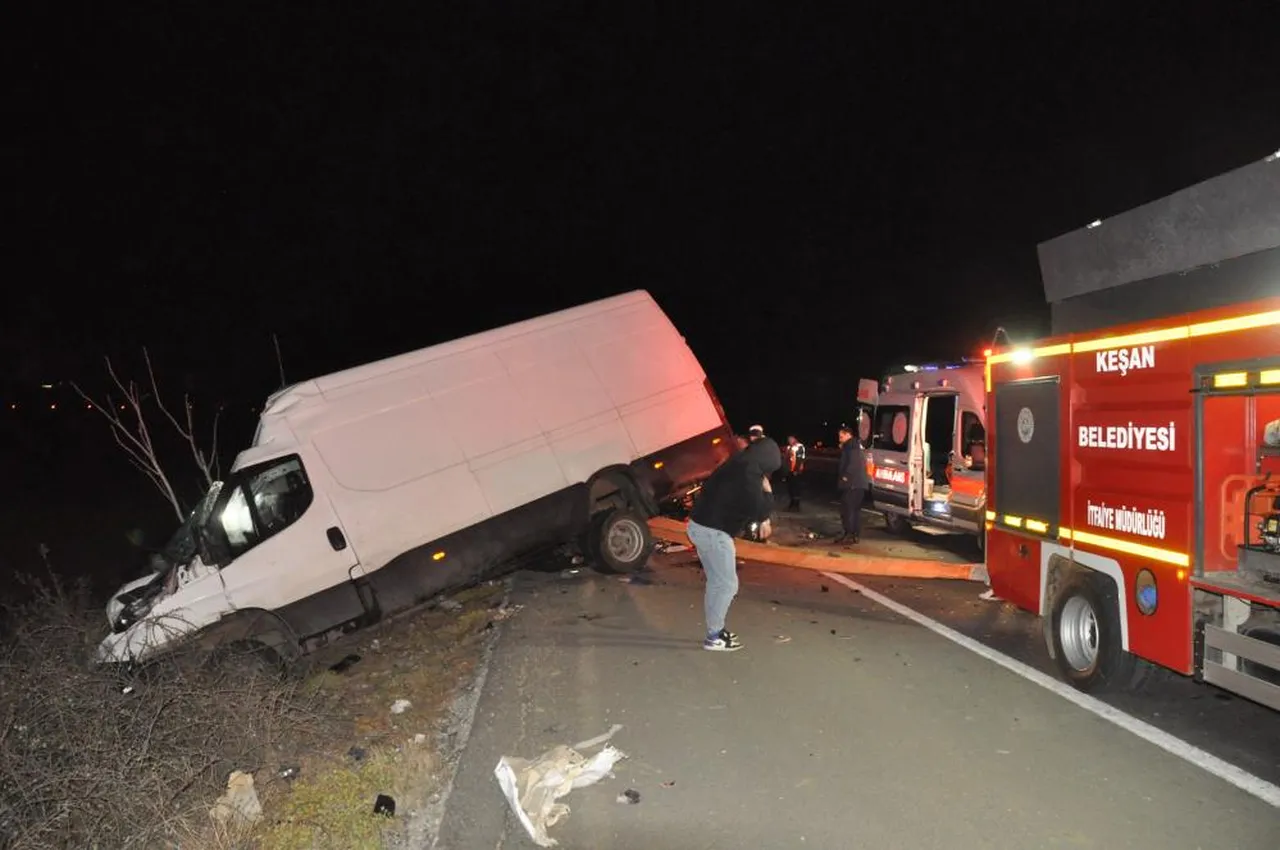 Edirne'de feci kaza! Tırın dorsesine çarpan kamyonet mezarları oldu