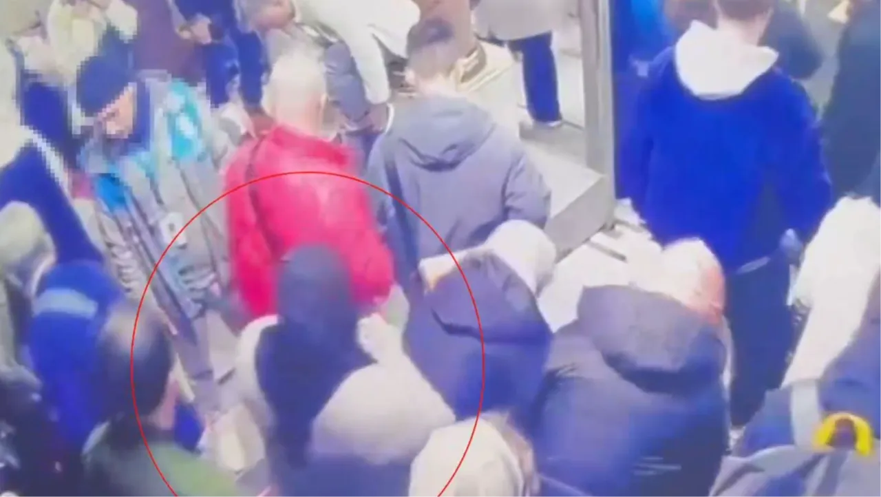 El çabukluğuyla para çalan kadınlar kamerada! Sultanahmet'teki yankesiciler tutuklandı