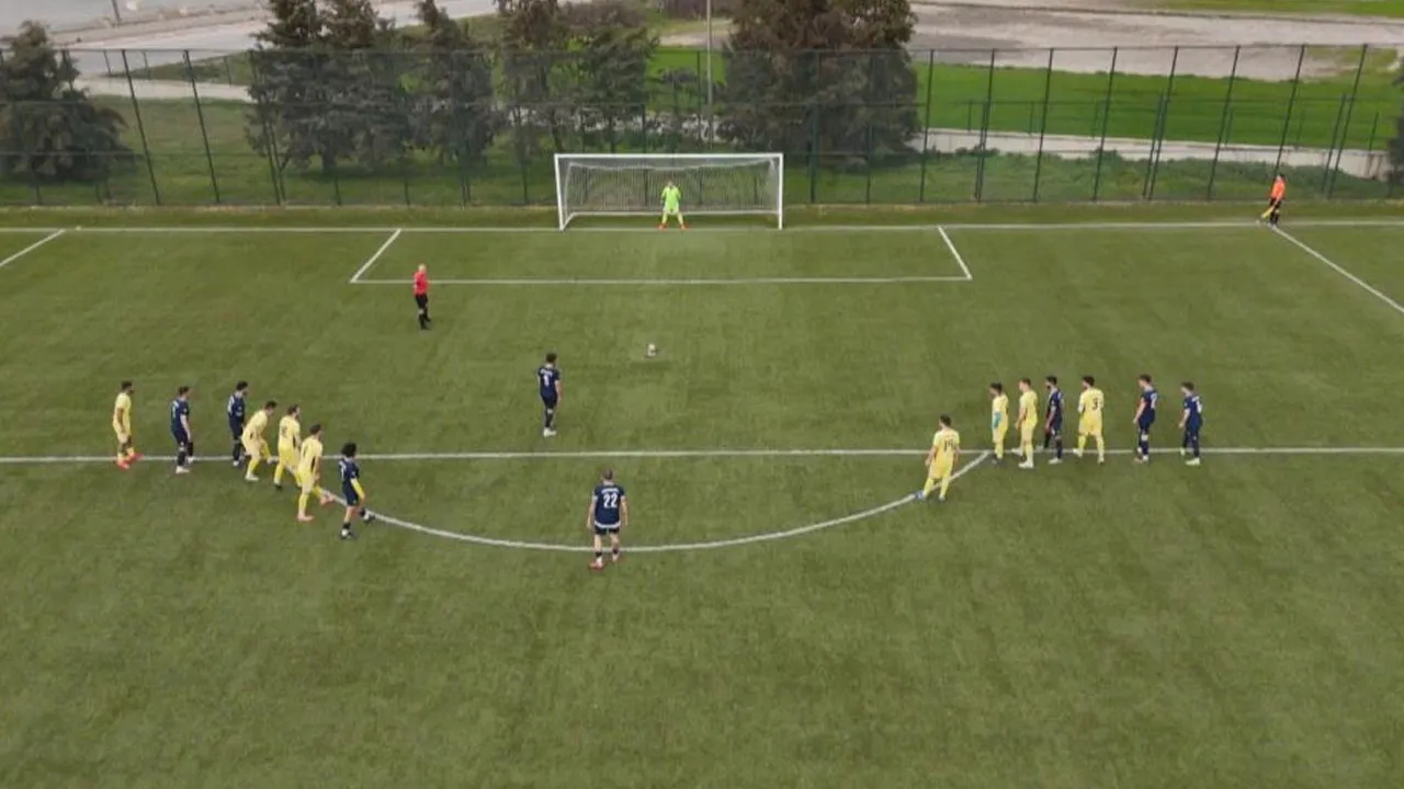 Futbol sahalarında görülmemiş olay: Tek penaltı atışı için 226 kilometre yol gittiler