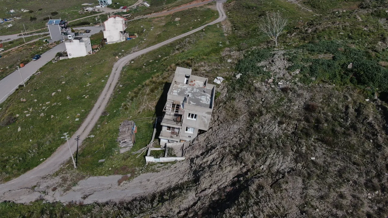 Heyelanın kucağındaki mahalle! Evler yıkıldı, yollar parçalandı, zemin kaydı