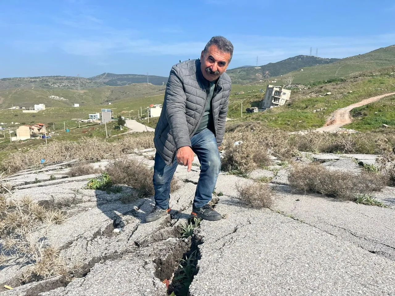 Heyelanın kucağındaki mahalle! Evler yıkıldı, yollar parçalandı, zemin kaydı