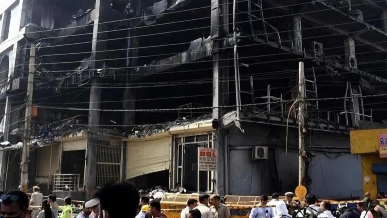 Hindistan'da yangın felaketi! 7 ölü, ağır yaralı ve mahsur kalanlar var