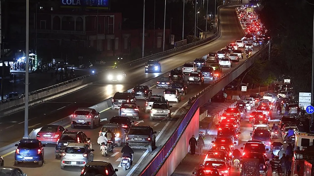 İsrail tehdidi sonrası yollarda kaos! Binlerce Lübnanlı göç ediyor
