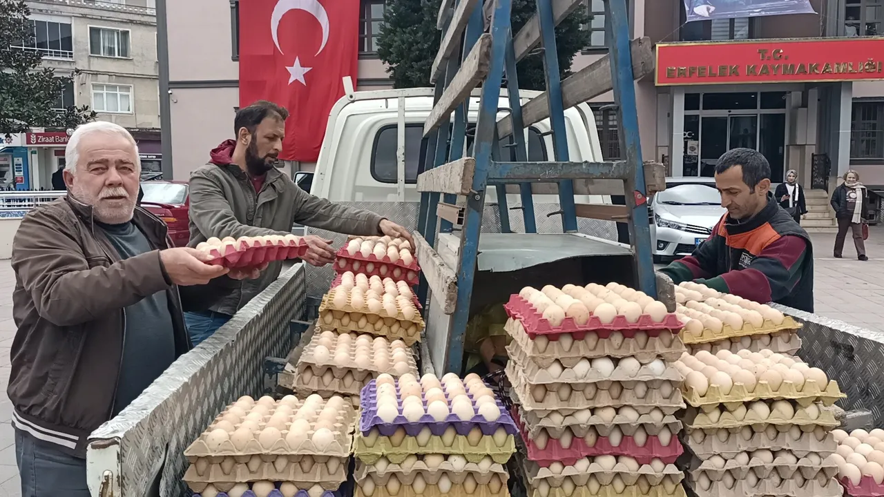 Kimseden 5 kuruş almadı! 12 bin köy yumurtasını hayrına dağıttı