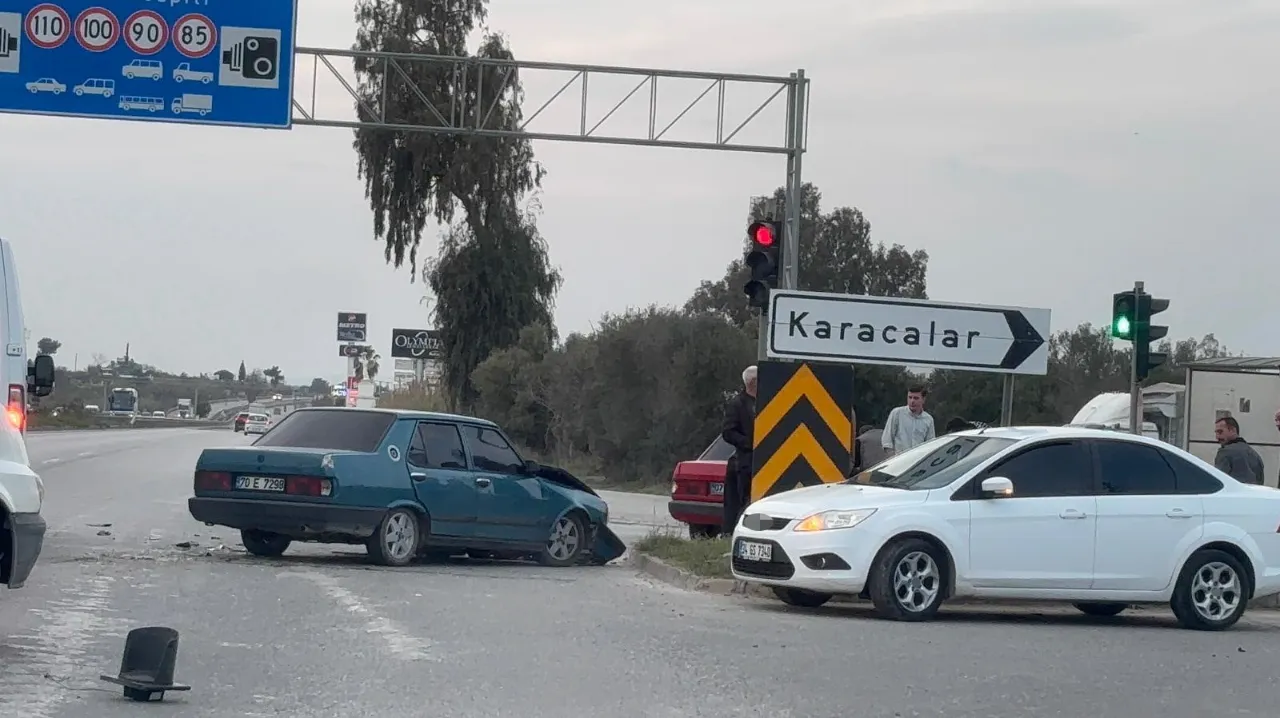 Manavgat'ta kırmızı ışıkta geçen araç başka bir araca çarptı! O anlar kamerada