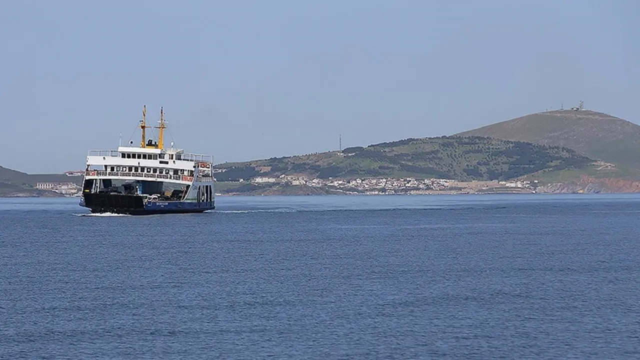 Meteoroloji sarı kodla uyarmıştı! Gökçeada ve Bozcaada feribot seferlerine fırtına engeli