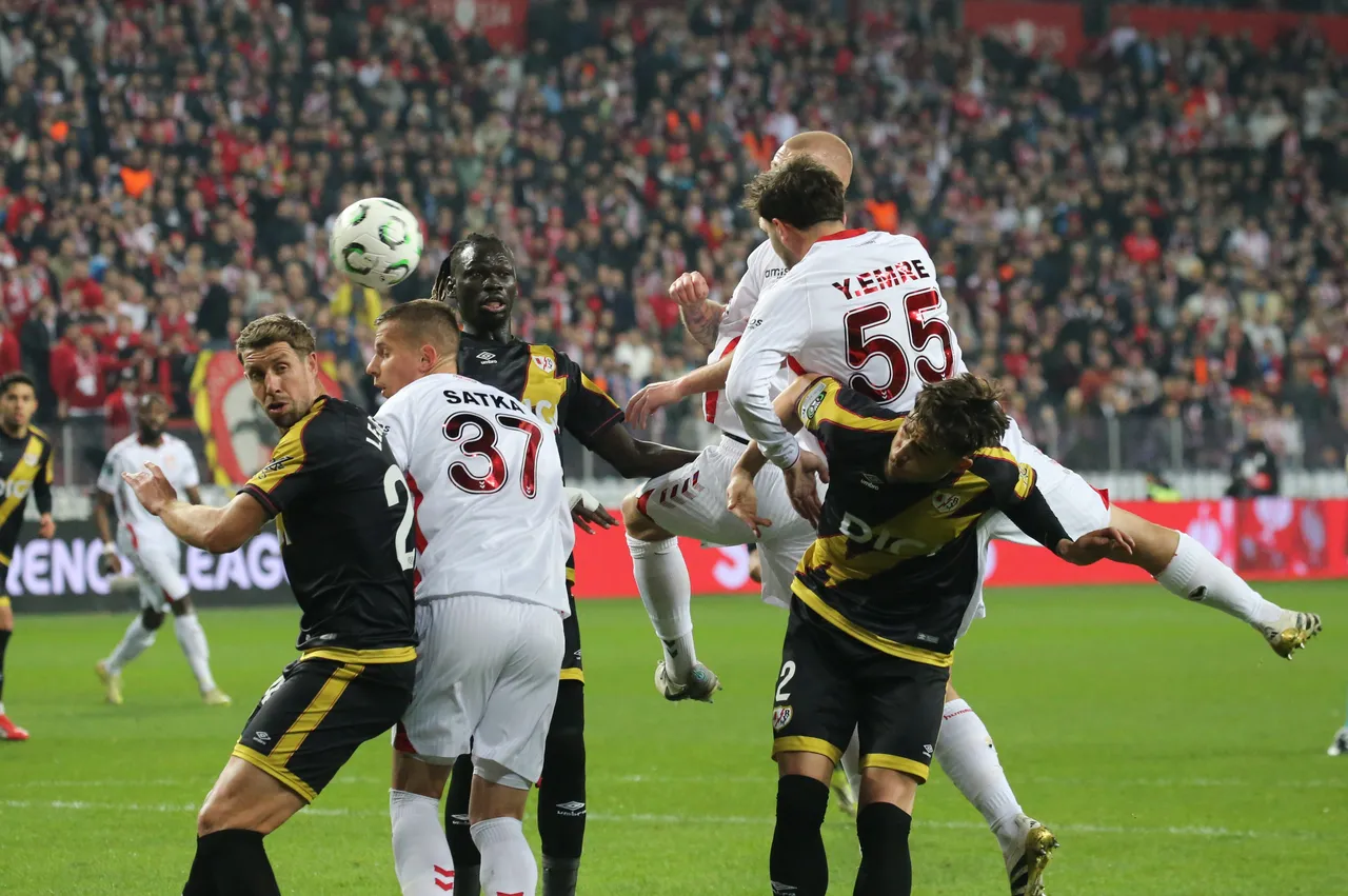 Samsunspor, 3-1'in rövanşında Rayo Vallecano karşısında.