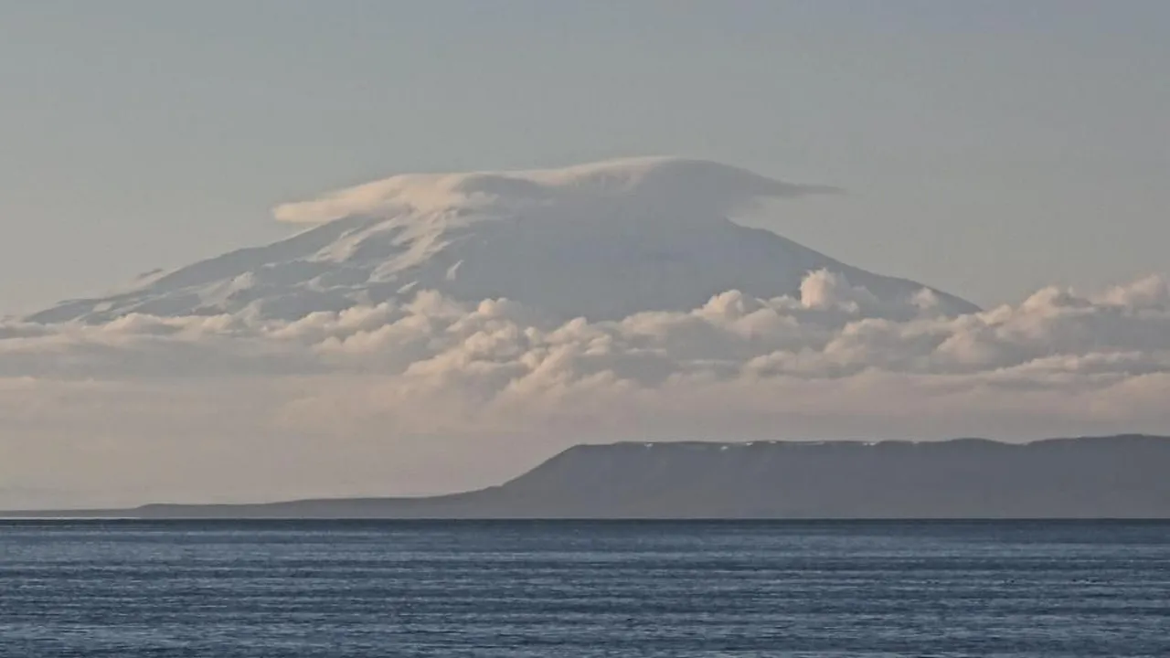 Süphan Dağı zirvesindeki bulut mest etti