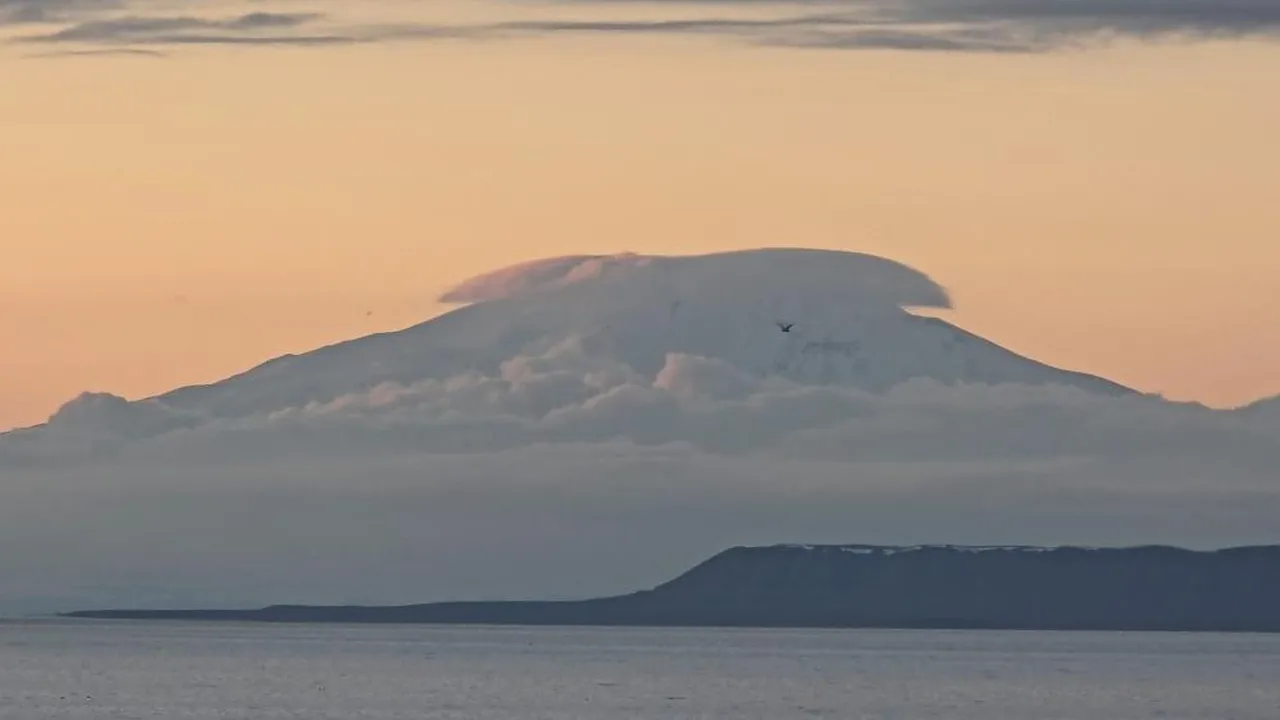 Süphan Dağı zirvesindeki bulut mest etti