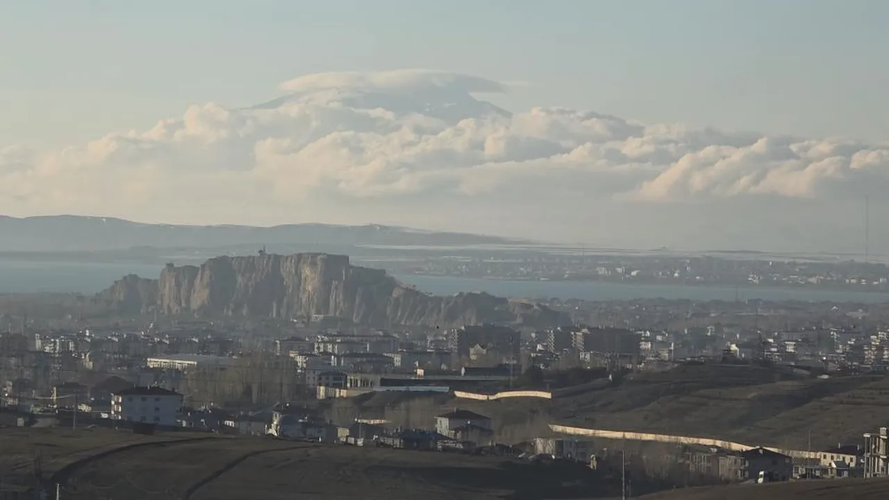Süphan Dağı zirvesindeki bulut mest etti