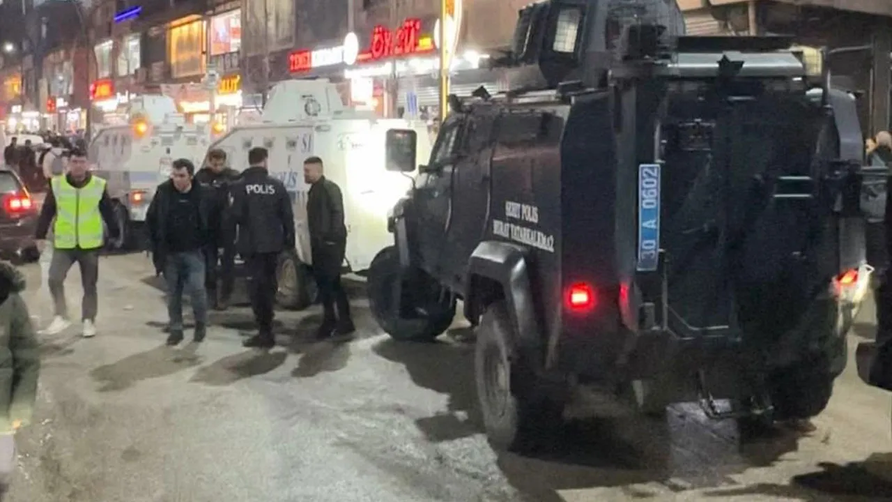 Taksici ile vatandaşın kavgasını ayıran polis hastanelik oldu