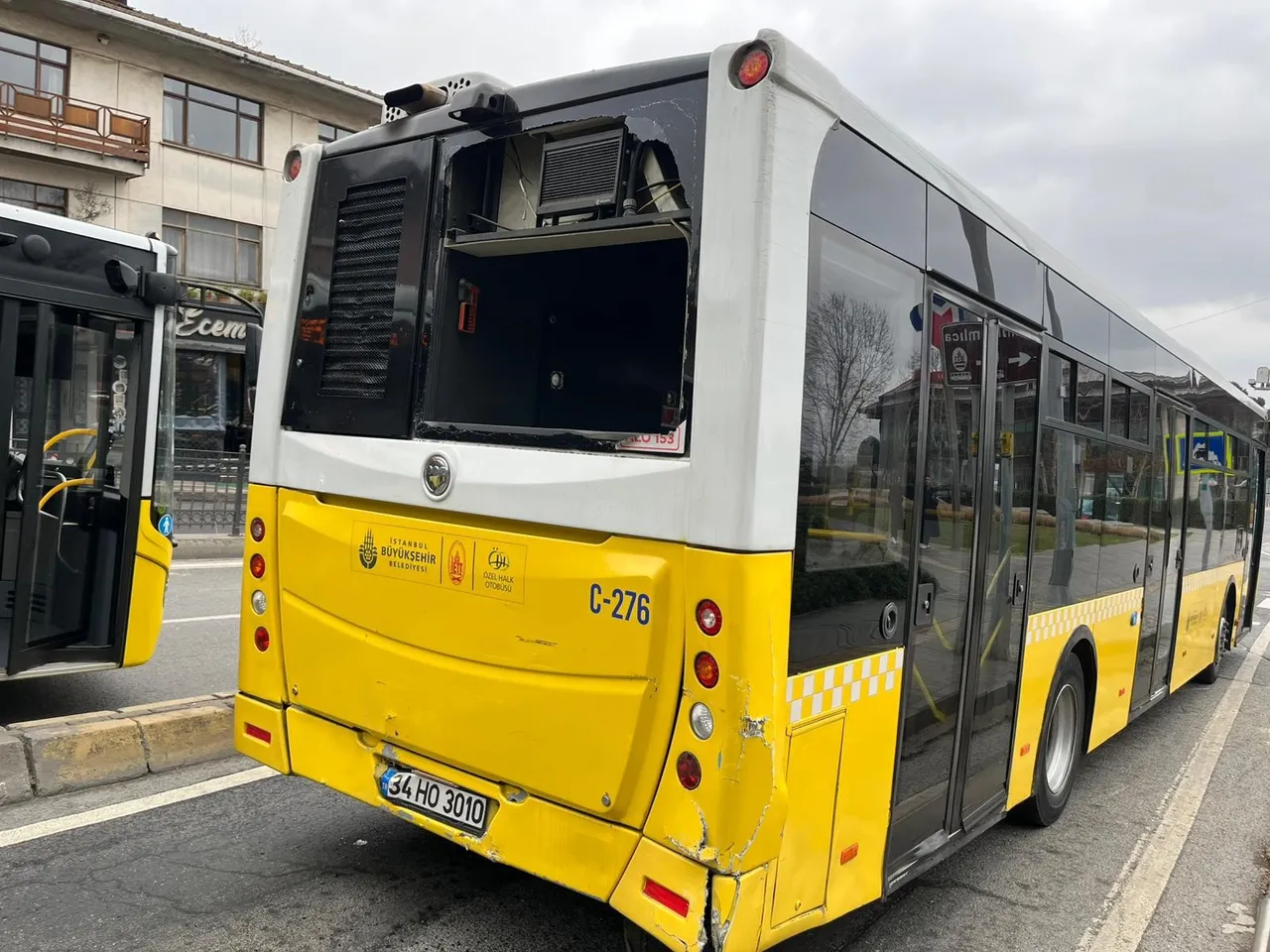 Üsküdarda iki İETT otobüsü çarpıştı! Camlar patladı, yolcular tahliye edildi