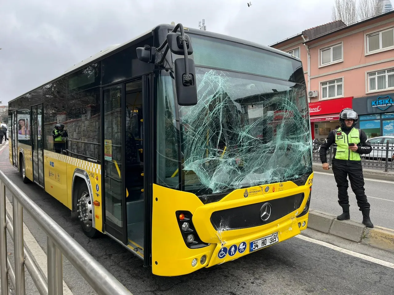 Üsküdarda iki İETT otobüsü çarpıştı! Camlar patladı, yolcular tahliye edildi