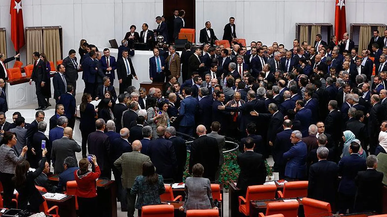 Vatandaş kavgalardan şikayetçi: Vekillere edep dersi verilsin