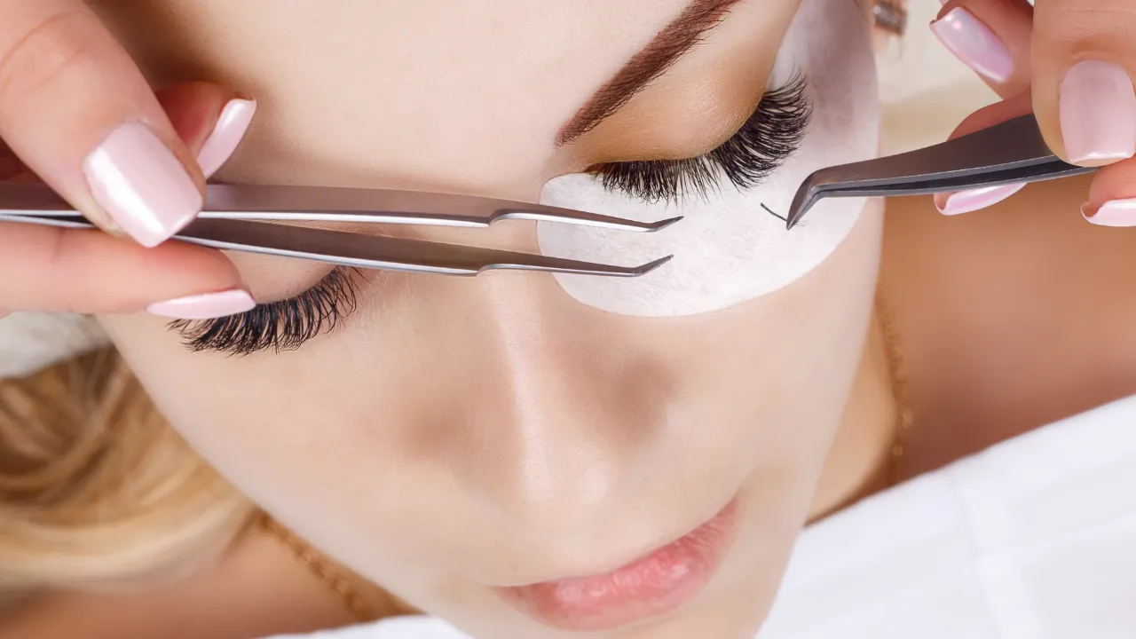 Yaptırırken iki kez düşünün! Uzmanlar uyarıyor: Kirpik uzatma işlemi ciddi riskler barındırıyor