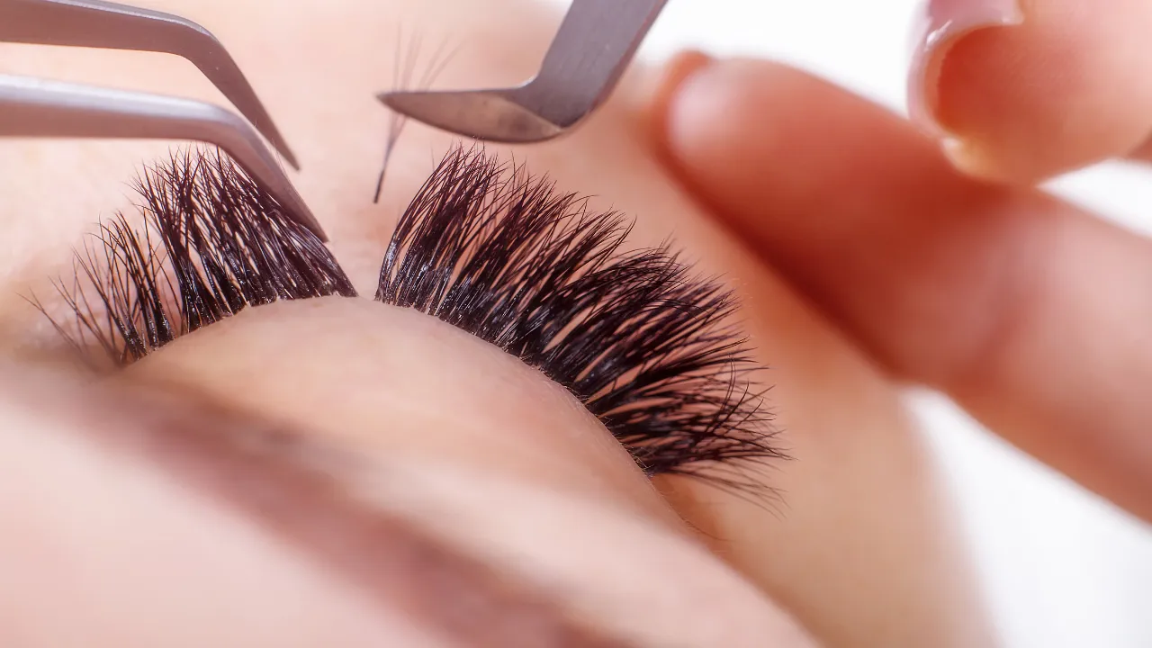 Yaptırırken iki kez düşünün! Uzmanlar uyarıyor: Kirpik uzatma işlemi ciddi riskler barındırıyor