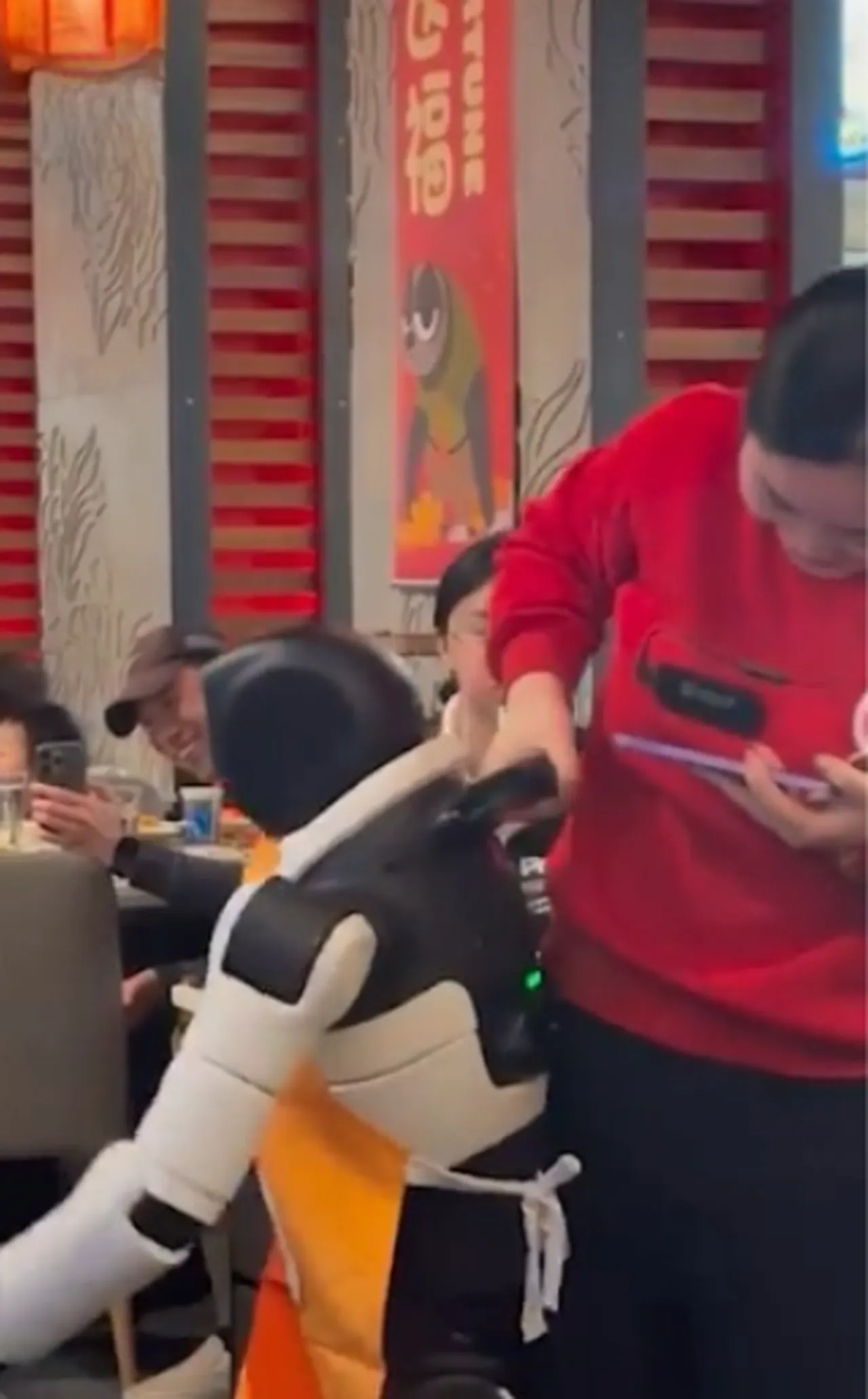 ABDde restoranda ilginç anlar: Dans eden robot hızını alamadı, ortalık savaş alanına döndü