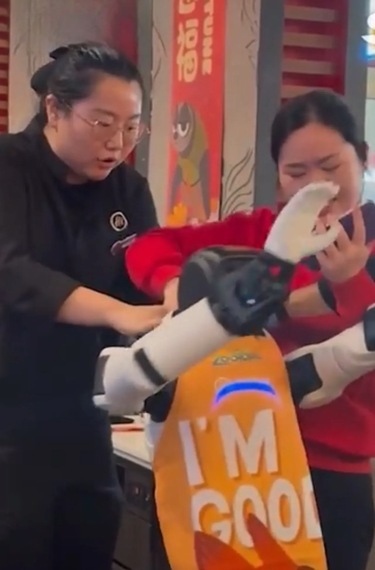 ABDde restoranda ilginç anlar: Dans eden robot hızını alamadı, ortalık savaş alanına döndü