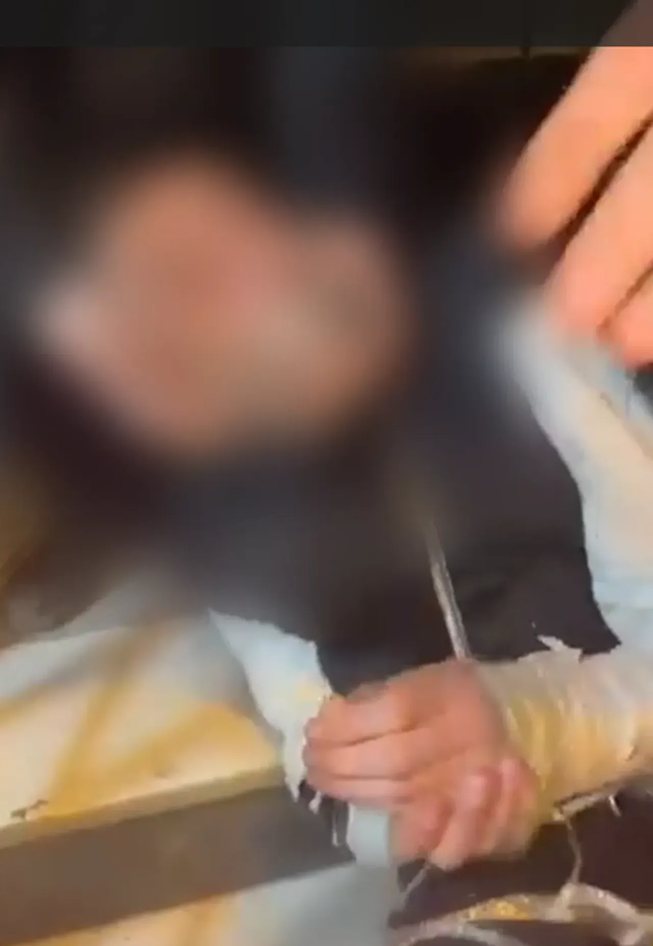 Ağzını ellerini bantlayıp dövdüler! Görüntüler kan dondurdu