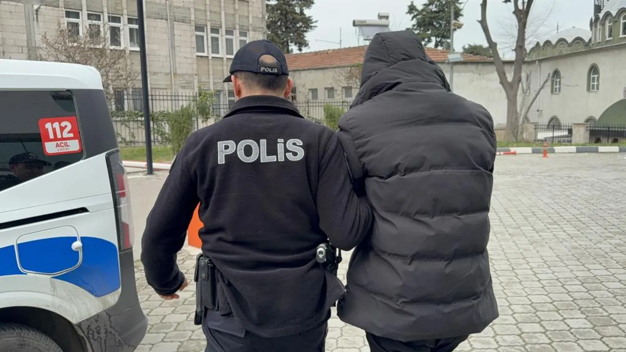 Akılalmaz olay! Kardeşiyle tartışan polisin burnunu kırdı