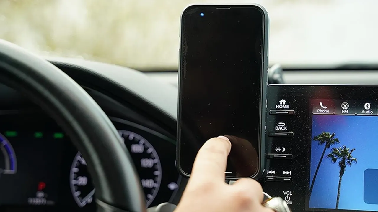 Aracında telefon tutucu kullananlar dikkat! 21 bin TL ceza yiyebilirsiniz