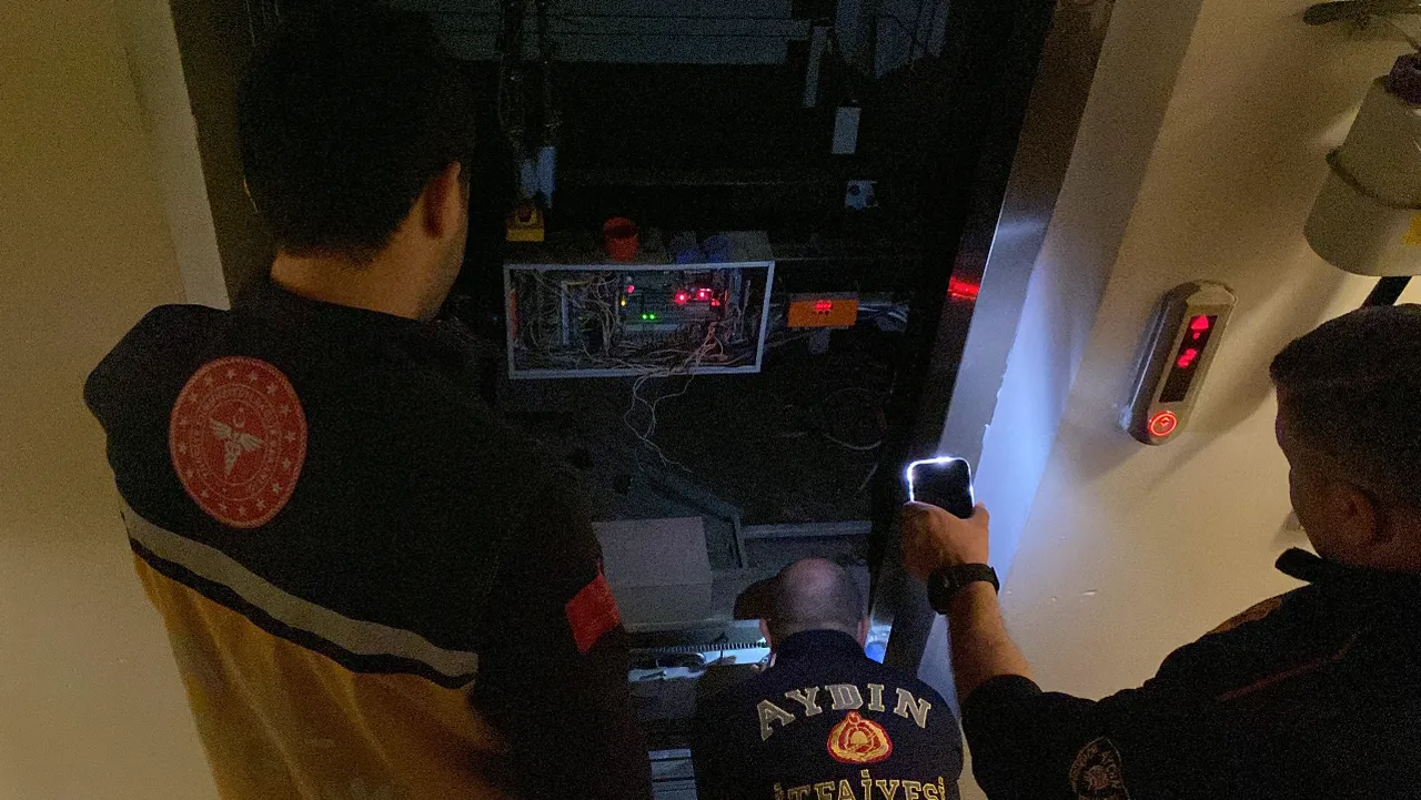 Aydın'da asansörde kalan kadınlar bir gün arayla ikinci kez kurtarıldı