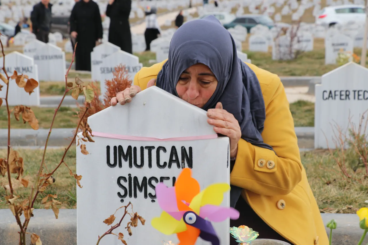 Bayram öncesi yürek yakan ziyaret: Evlatları öldürülen annenin sözleri yürek burktu