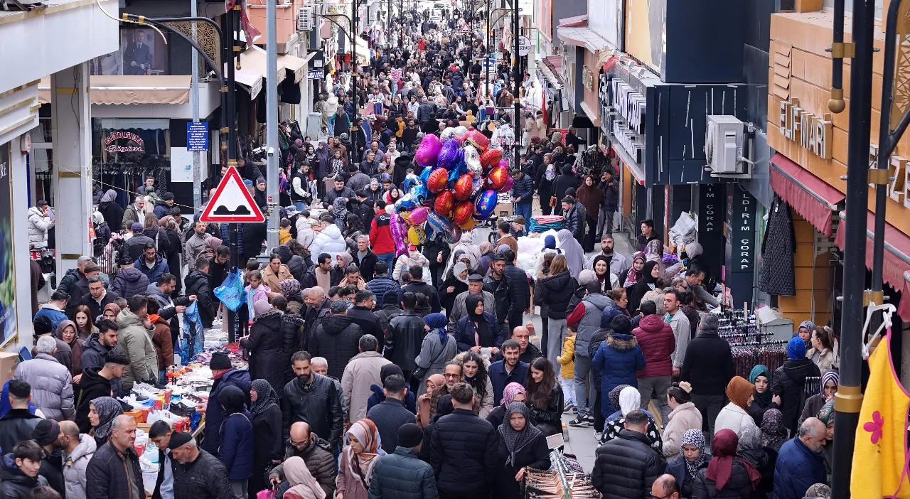 Burası ne Taksim ne de Kadıköy! Memleketlerine akın ettiler, caddeler doldu taştı