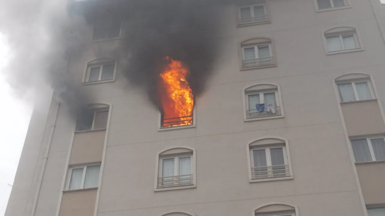 Bursa'da apartman dairesi alevlere teslim oldu! İtfaiye ekipleri seferber oldu