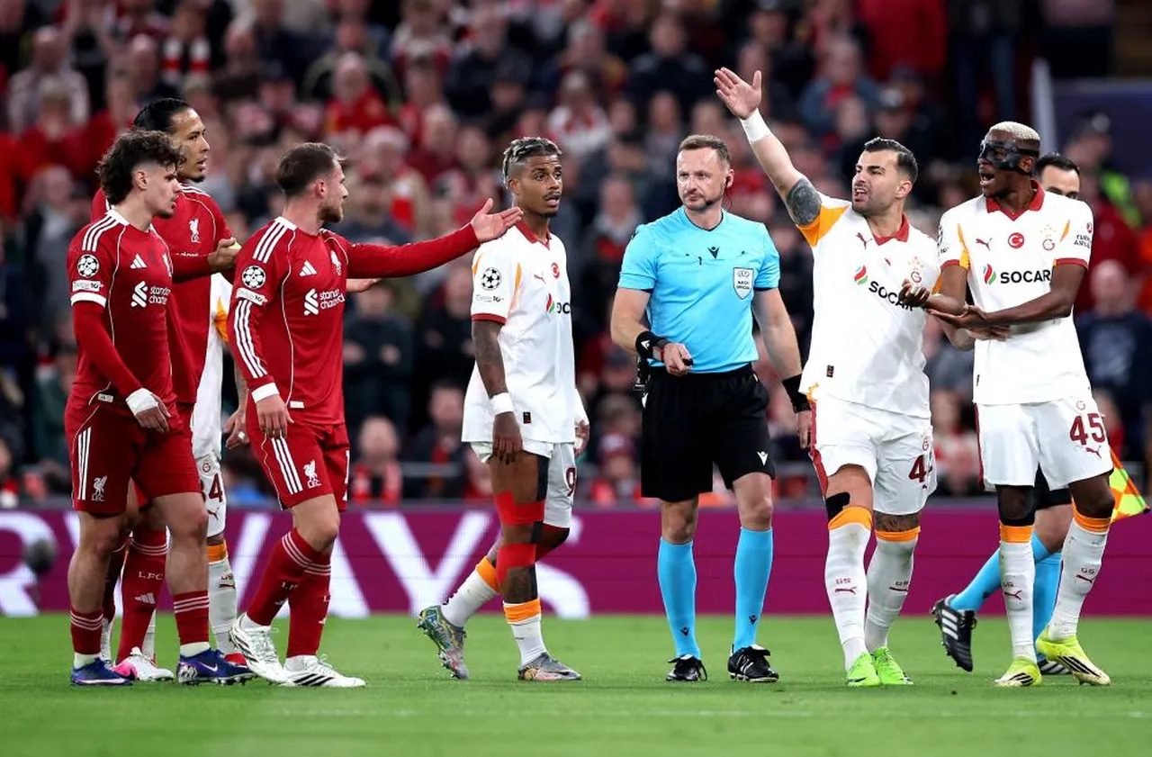 Victor Osimhen, sakatlandığı pozisyon sonrası vakit geçirdiğini düşünen Lİverpool oyuncularına tepki göstermişti.