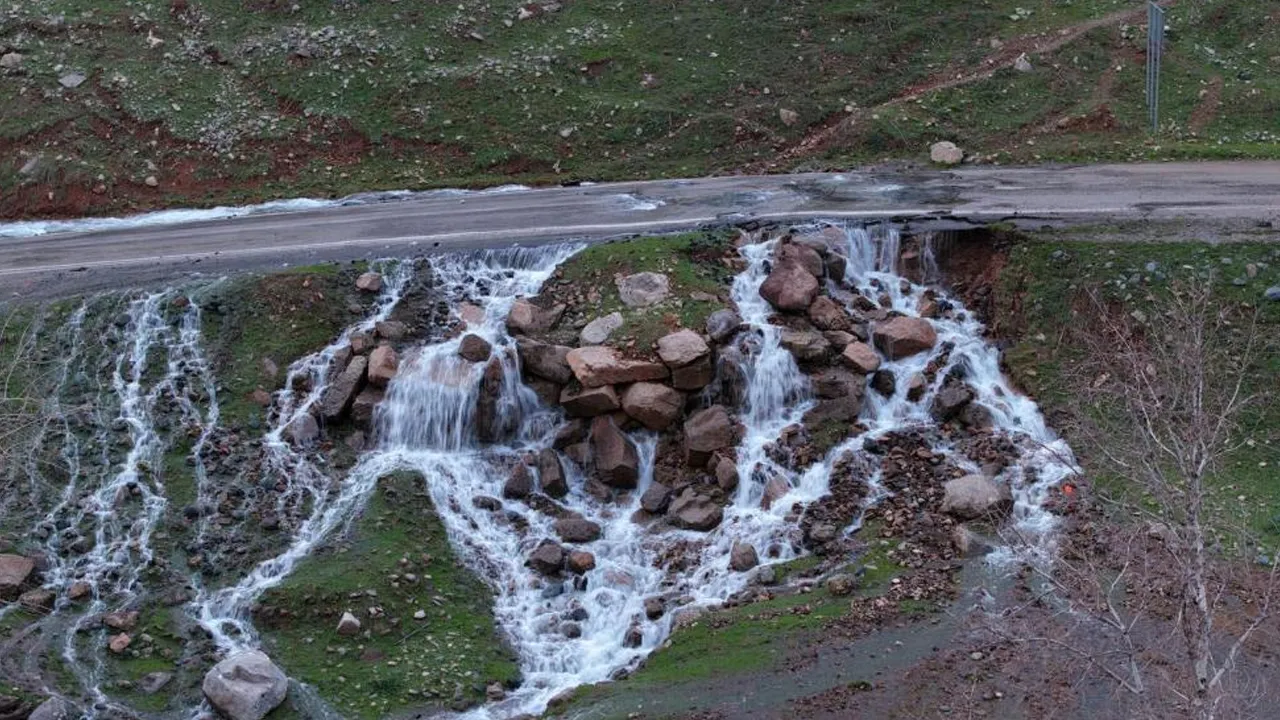 Hakkari'de şaşırtan görüntü! Asfaltın ortasından su pınarı fışkırdı