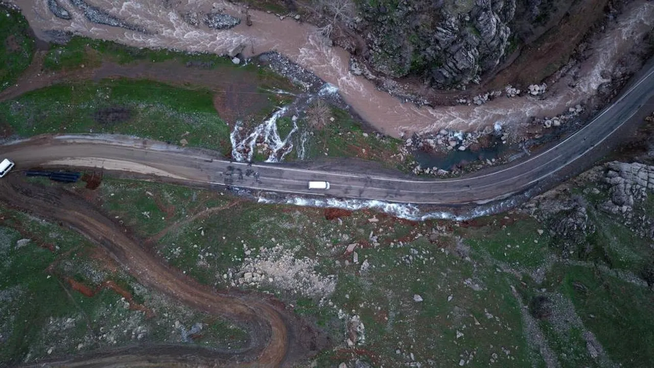 Hakkari'de şaşırtan görüntü! Asfaltın ortasından su pınarı fışkırdı