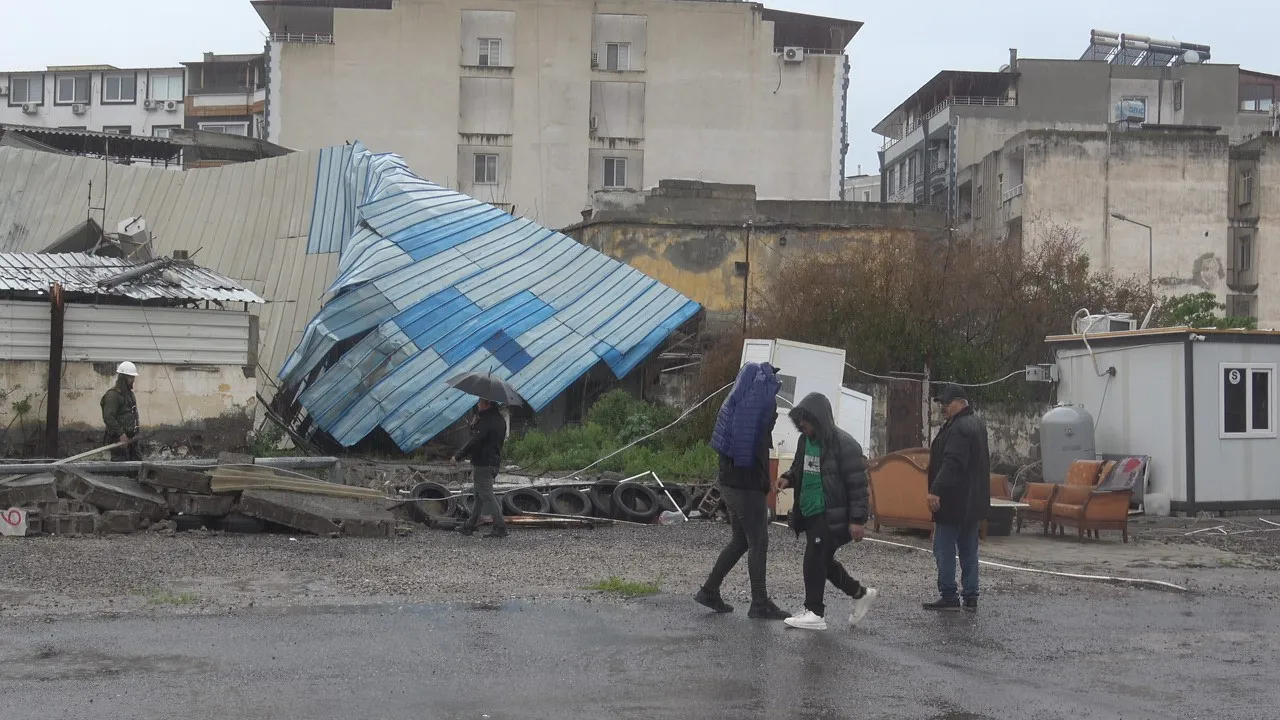 Hatay'da fırtına geceyi birbirine kattı! Devrilen direkler araçlara zarar verdi