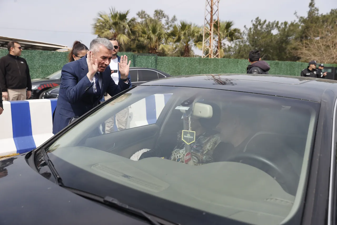 İlçeye bir günde 25 bin araç giriş yaptı! Kaymakam sınırda karşıladı