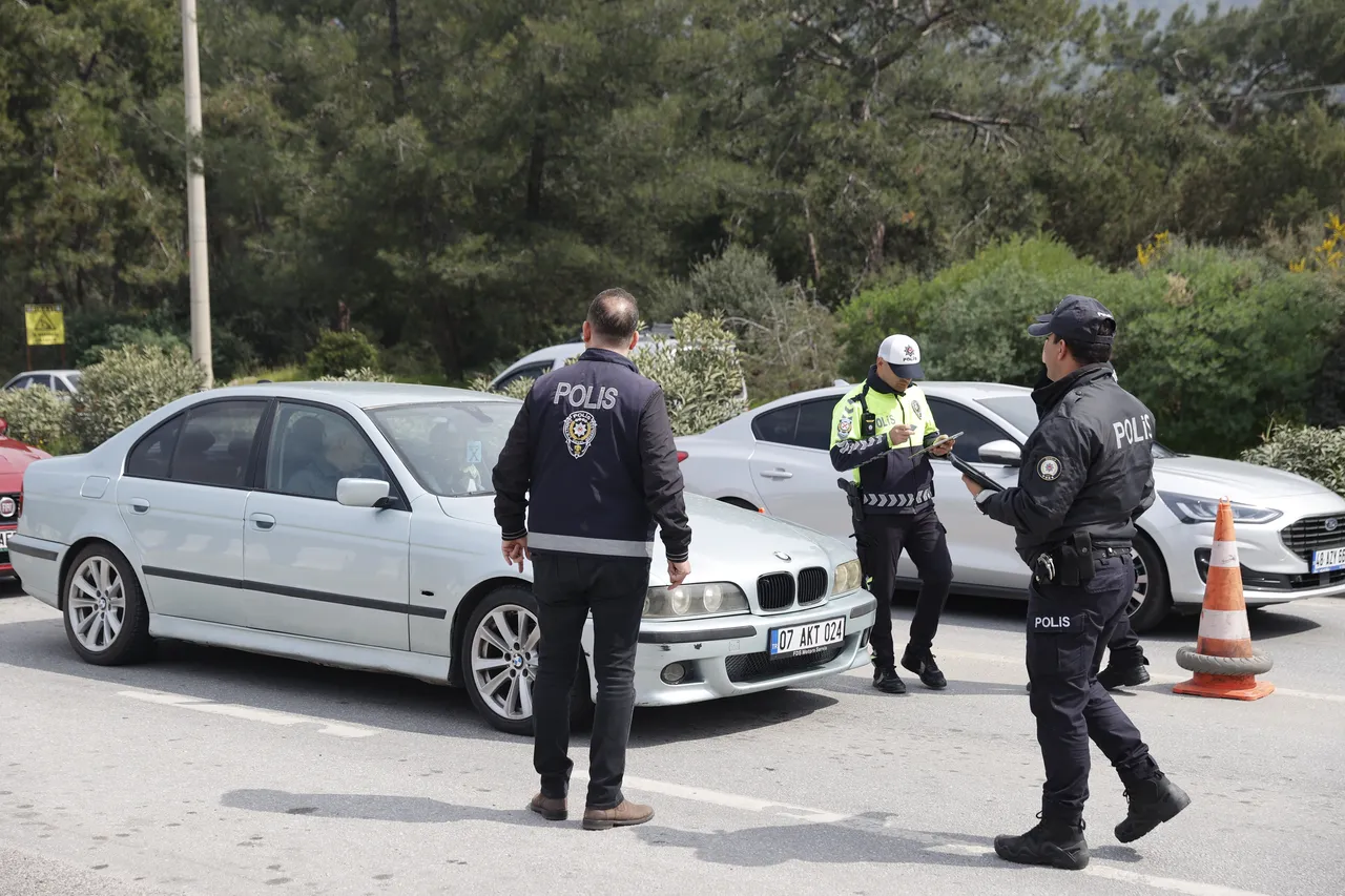 İlçeye bir günde 25 bin araç giriş yaptı! Kaymakam sınırda karşıladı