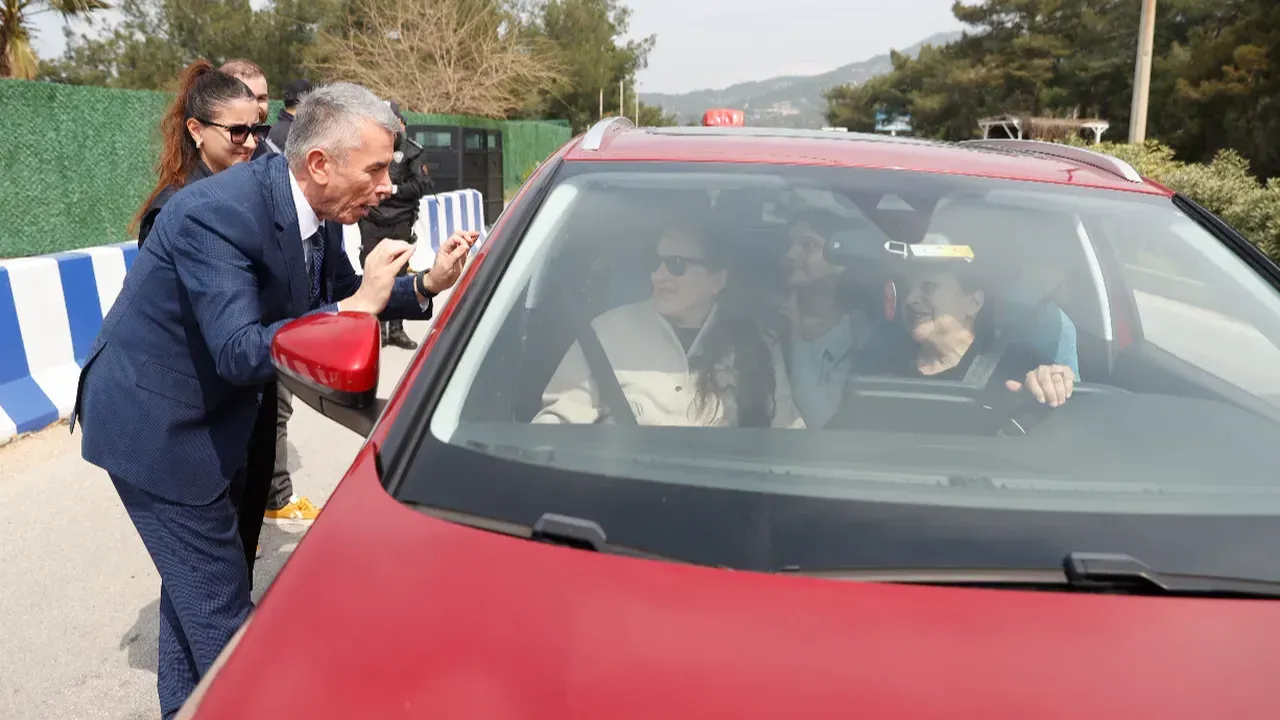 HEPSİNİ YOLDA KARŞILADI