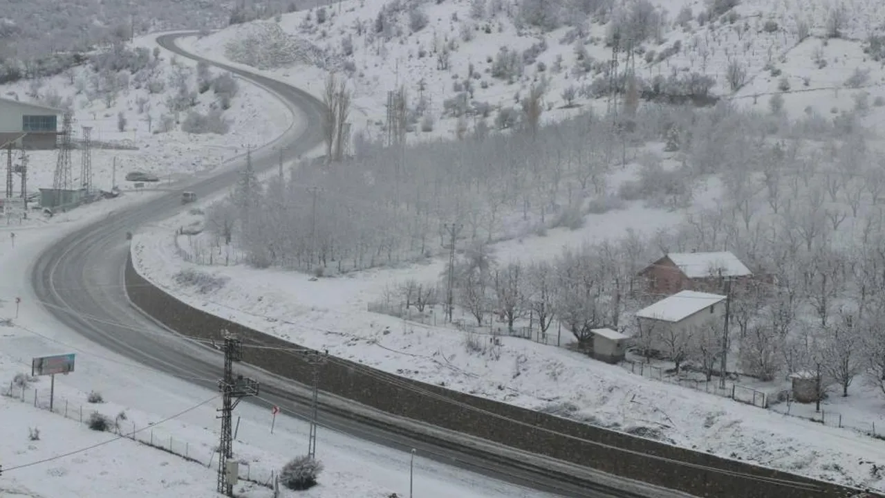 İlkbaharda bir ilçe beyaza büründü