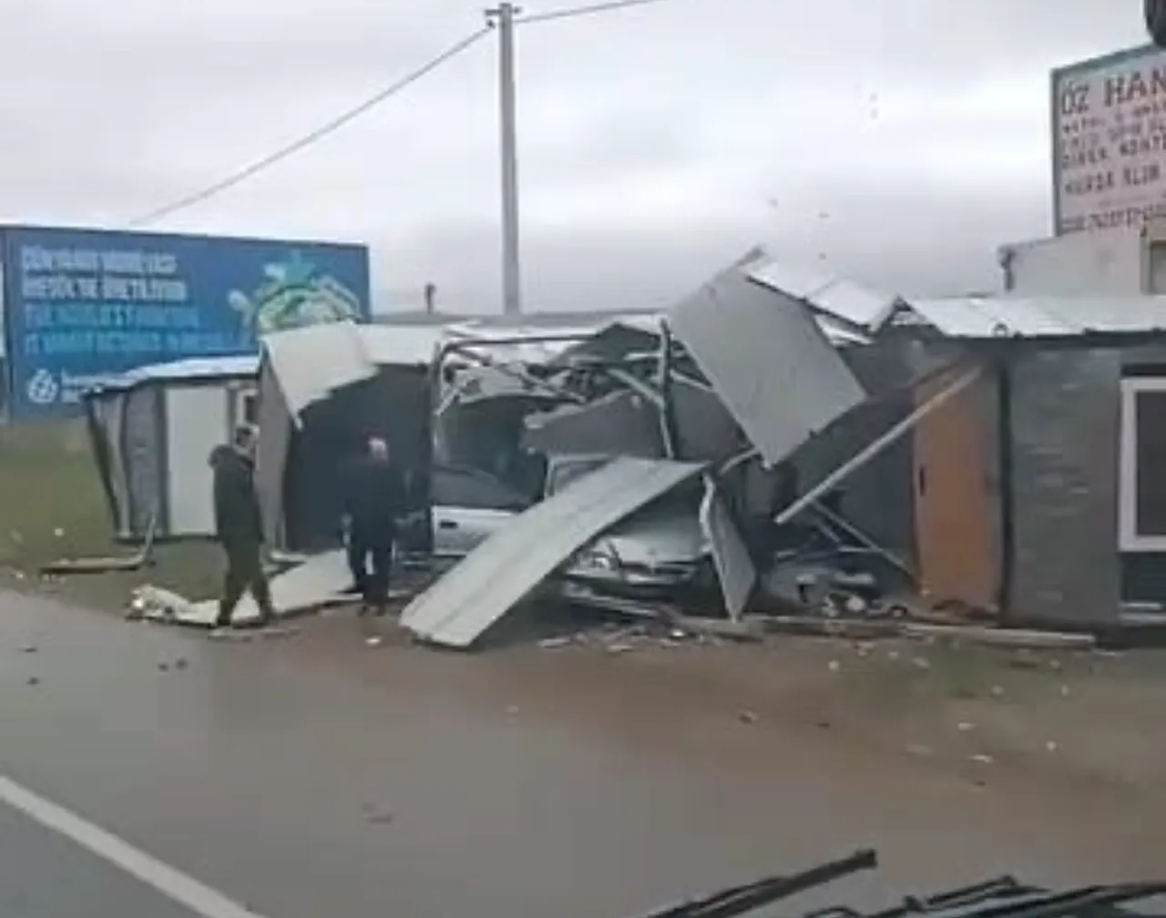 İnegöl'de iki otomobil çarpıştı! Savrulan araç yol kenarındaki prefabriğe daldı