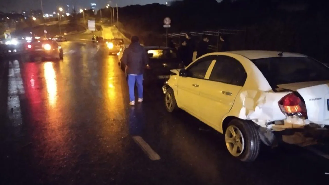 İstanbul Maltepe'de zincirleme kaza! 4 araç birbirine girdi