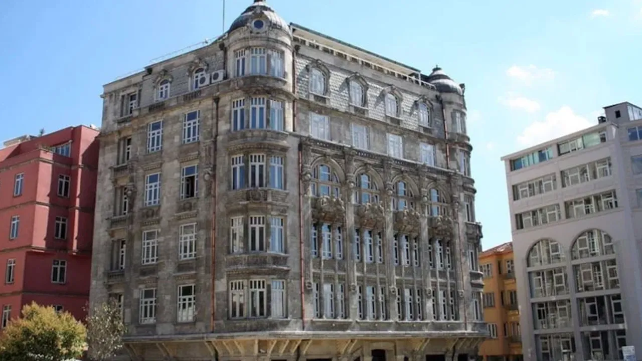 İstanbul'un en eski apartmanlarındandı! Satışı resmen tamamlandı... İşte ödenen para