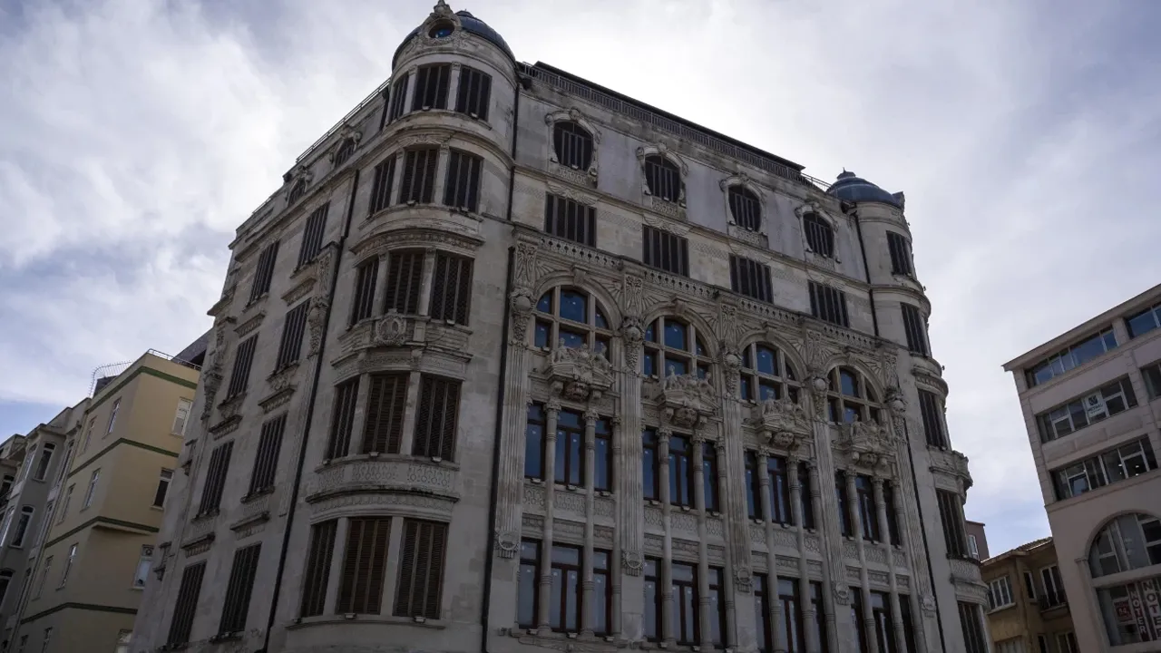 İstanbul'un en eski apartmanlarındandı! Satışı resmen tamamlandı... İşte ödenen para