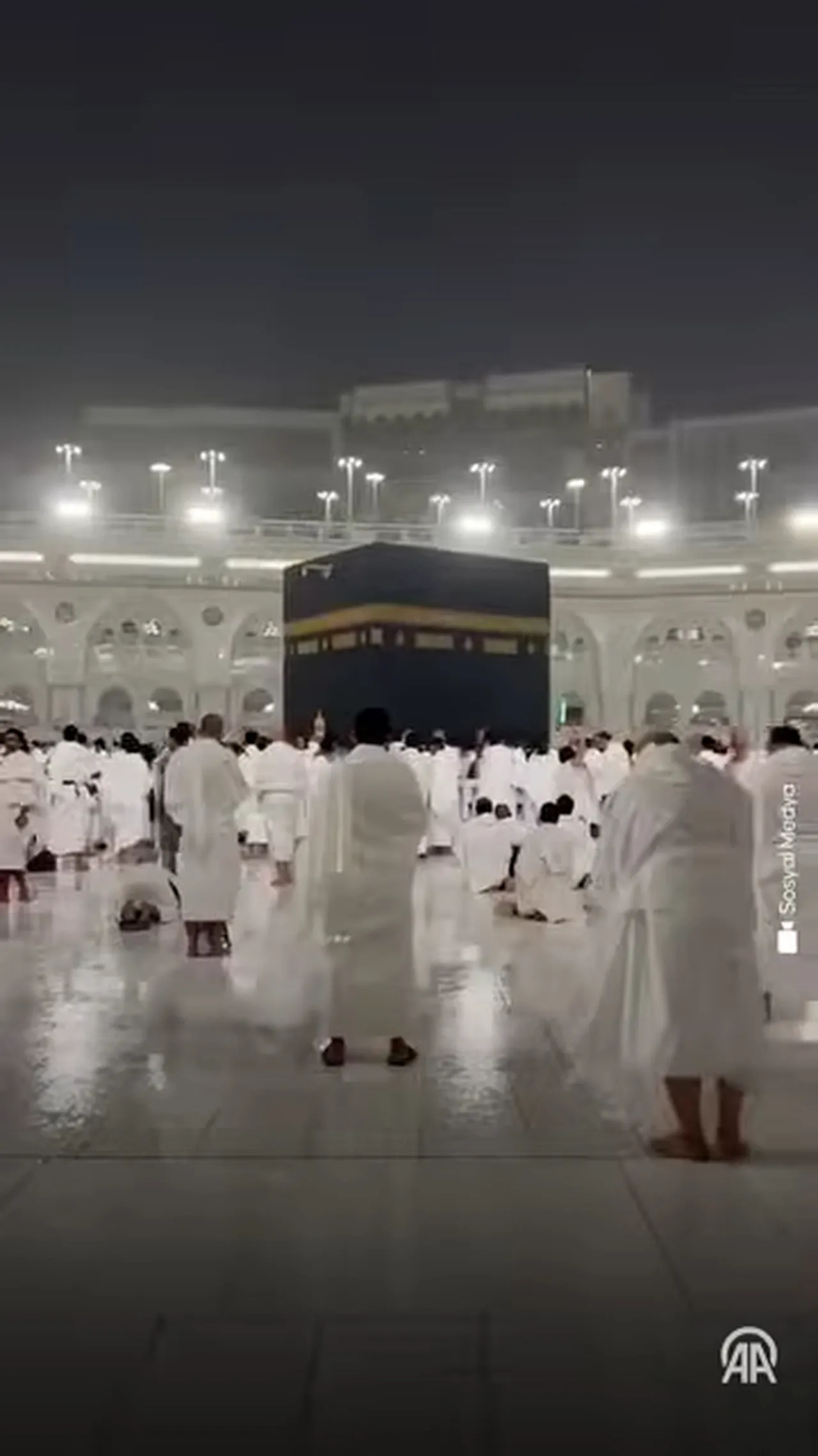 Kabe’de yağmur altında dua: Ramazanın son günü ellerini semaya açtılar