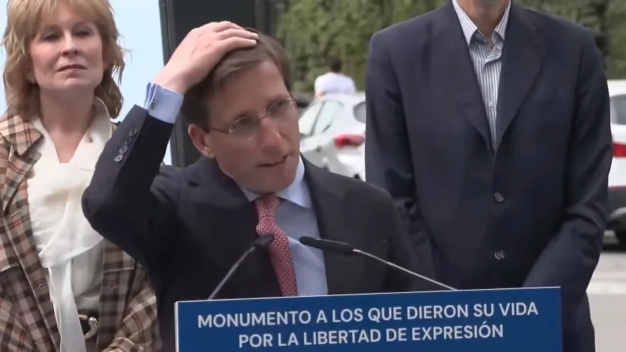 Madrid Belediye Başkanının zor anları! Konuşma yaptığı sırada oldu, etraftakiler kahkahaya boğuldu