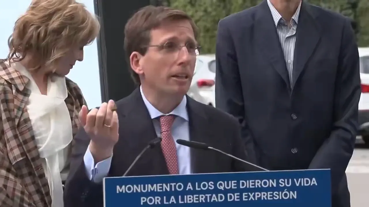 Madrid Belediye Başkanının zor anları! Konuşma yaptığı sırada oldu, etraftakiler kahkahaya boğuldu