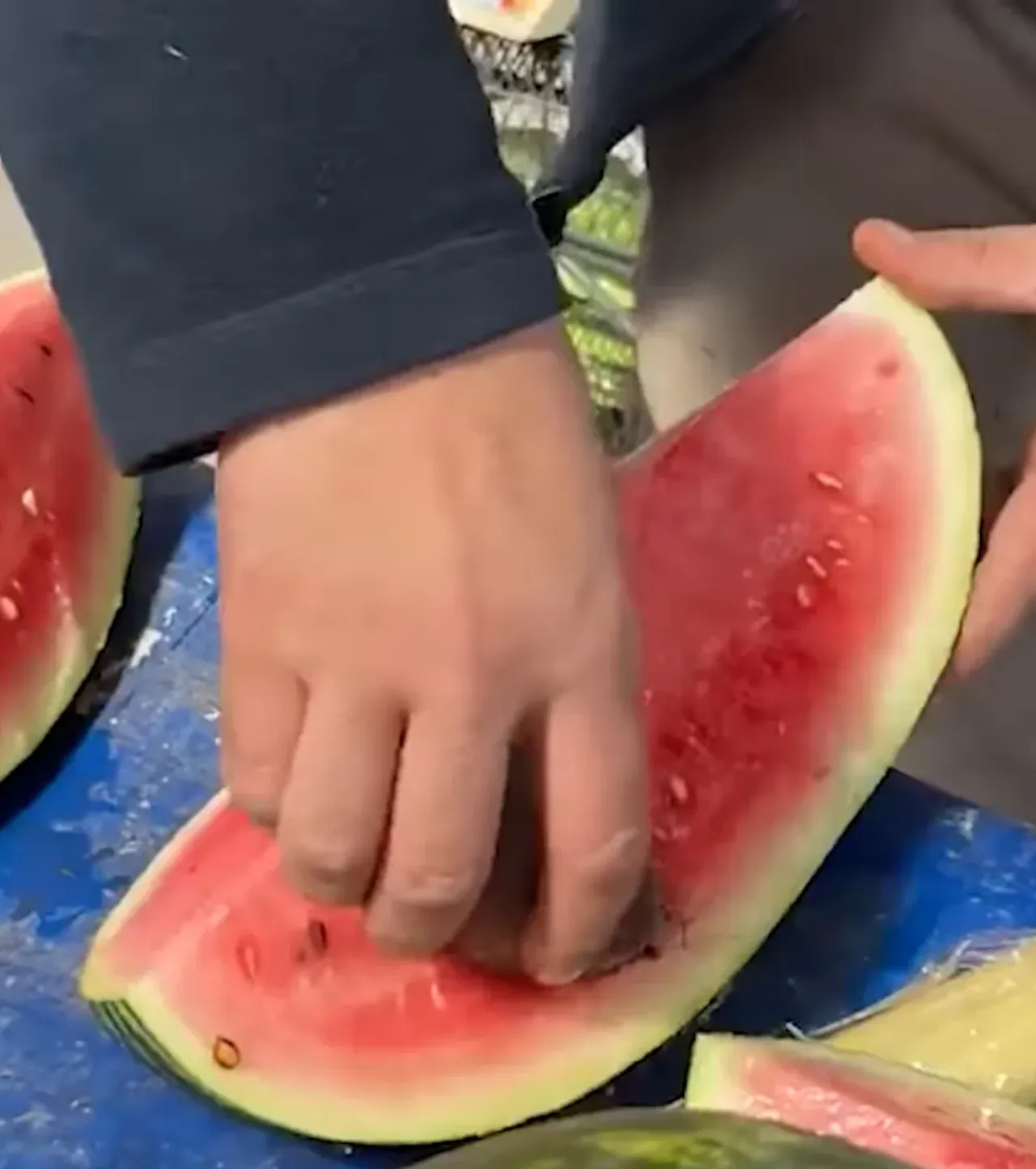 Pazarcıdan pes dedirten hile! Karpuzu daha kırmızı göstermek için yaptığı tepki çekti