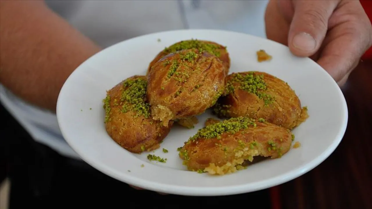 Pratik bayram tatlılarından biri! Pastane usulü kıyır kıyır şekerpare tarifi...