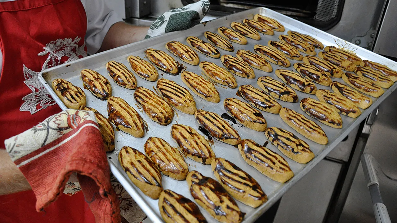 Pratik bayram tatlılarından biri! Pastane usulü kıyır kıyır şekerpare tarifi...